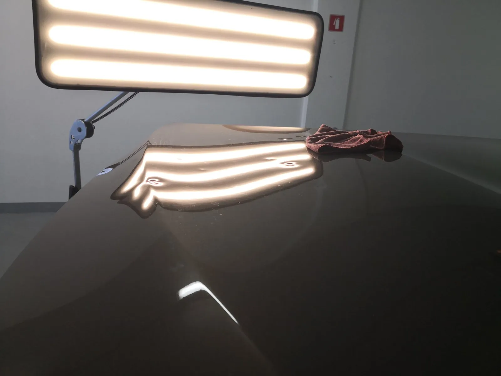 BMW – alumiiniumkapoti rahekahjustused (PDR) – Enne