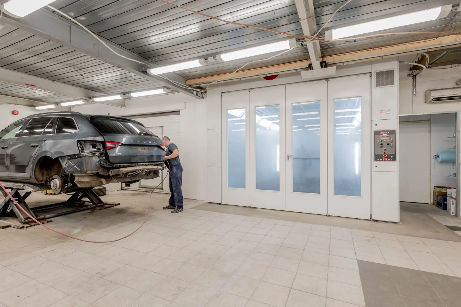 Klientide autod kere- ja värvitöökojas kahjukäsitluse ajal