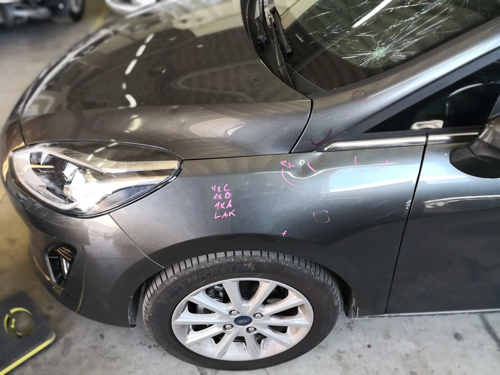 Ford – esitiib, mõlgi eemaldamine – Enne