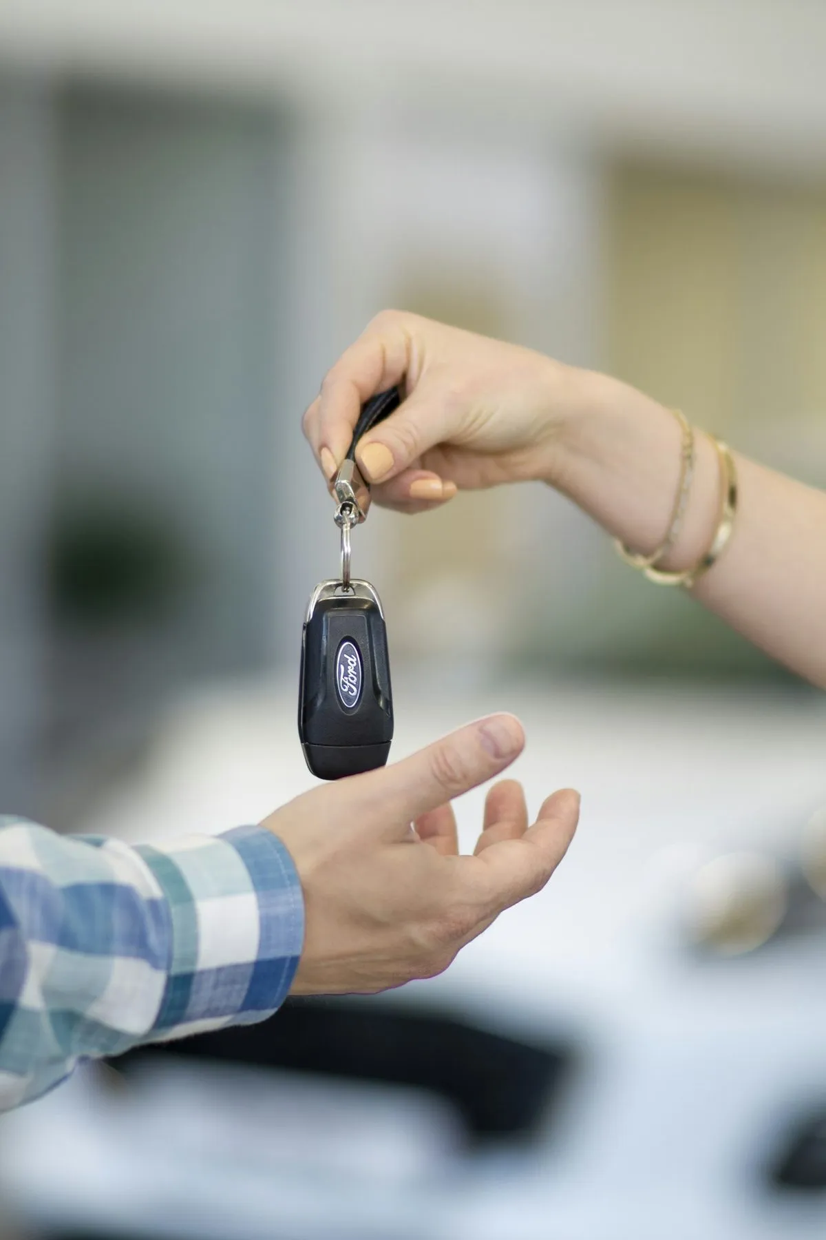 Töökoja meister annab remonditud auto võtmed kliendile tagasi