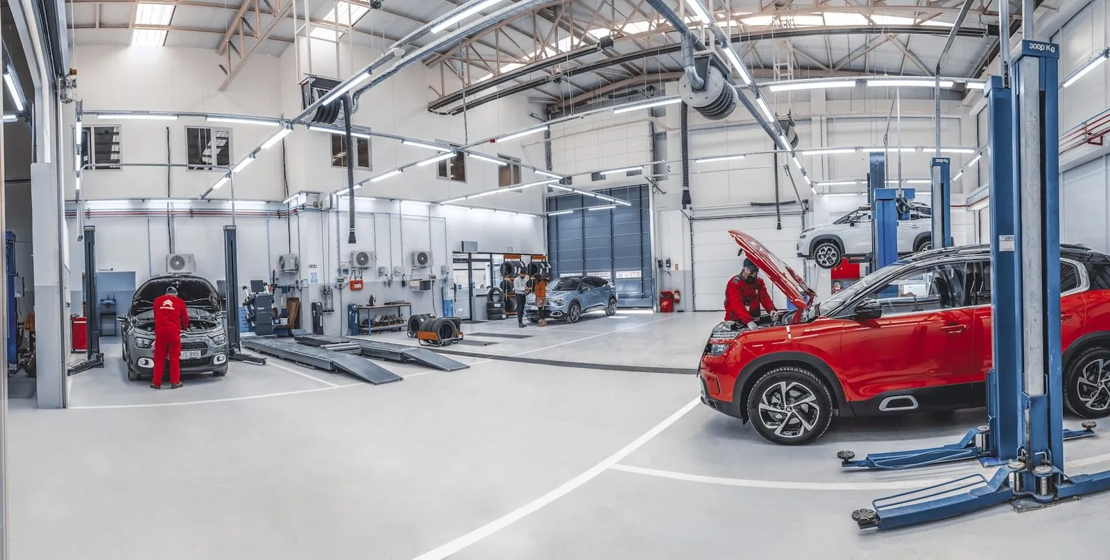 Mehaanik hooldab sõiduautot kaasaegses remonditöökojas